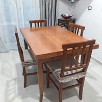 Tavolo con 4 sedie in legno e lavello da cucina