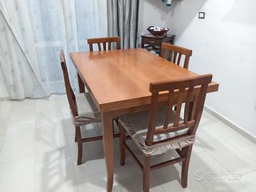 Tavolo con 4 sedie in legno e lavello da cucina