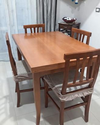 Tavolo con 4 sedie in legno e lavello da cucina