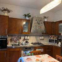 Cucina italiana, gatto, tavolo e 6 sedie