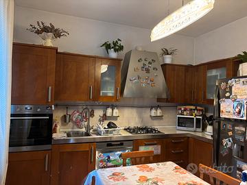 Cucina italiana, gatto, tavolo e 6 sedie