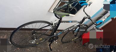 Bicicletta da corsa marca Colnago.