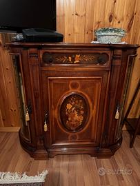 Elegante mobile vetrina con intarsi