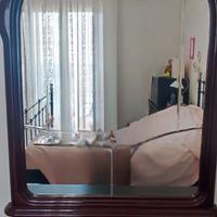 Specchio elegante con cornice in legno massiccio 