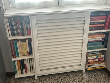 Copricalorifero con libreria in legno massiccio