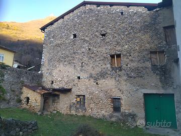 Rustico in centro storico con ampio terreno