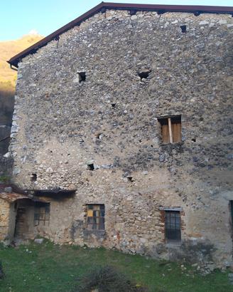 Rustico in centro storico con ampio terreno
