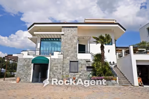 Villa di 730 m² con più di 5 locali e box auto a M
