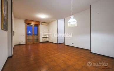 AMPIO 5 LOCALI CON 2 BAGNI AL QUINTO PIANO CON ASC