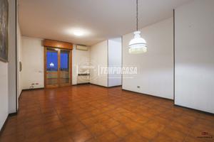 AMPIO 5 LOCALI CON 2 BAGNI AL QUINTO PIANO CON ASC