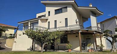 Villa di 320 m² con più di 5 locali a Tarquinia