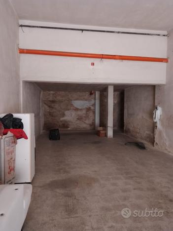 Box Triplo in quartiere residenziale