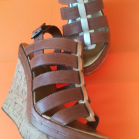 Sandalo con zeppa di sughero colore cuoio