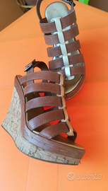 Sandalo con zeppa di sughero colore cuoio