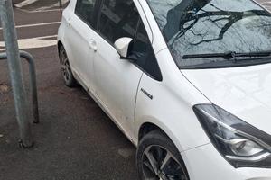 yaris  hibrid  Business