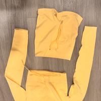 Conpleto Bo+tee giallo per sport.  Taglia S