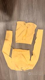 Conpleto Bo+tee giallo per sport.  Taglia S