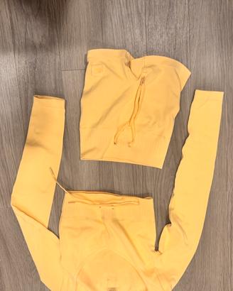 Conpleto Bo+tee giallo per sport.  Taglia S