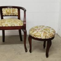 poltroncina e puff poggiapiedi antichi 