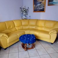Divano ecopelle giallo ocra 5/7 posti, seminuovo! 