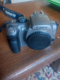 pvendo macchina fotografica con custodia e un tele