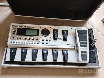 Boss GT 10 + Flight case rigido Swan flight
