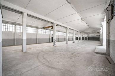 Immobile di 775 m² con 4 locali a Calolziocorte