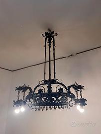 Lampadario in ferro battuto lavorato a mano