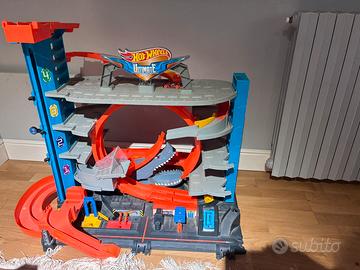 Pista hot wheels e cycina bimbi con avcessori
