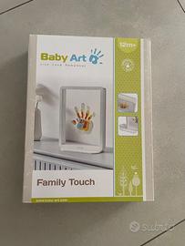 Cornice con impronte della famiglia