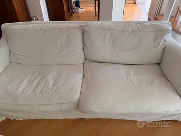 due divani di cotone bianco