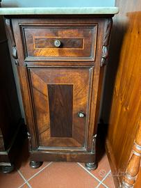 Comodino antico in legno con piano in marmo