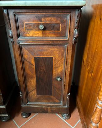 Comodino antico in legno con piano in marmo