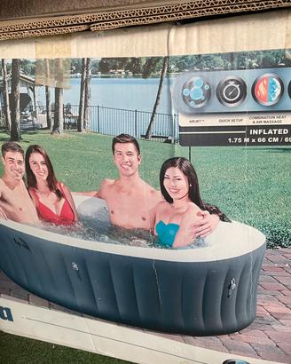 Jacuzzi Piscina esterno e interno