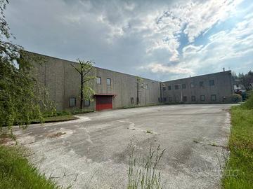 Immobile di 3100 m² con 5 locali a Merone