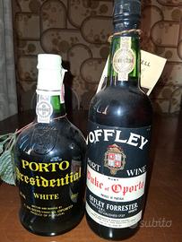 Vecchie bottiglie di vino e liquori vari
