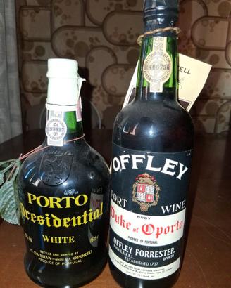 Vecchie bottiglie di vino e liquori vari