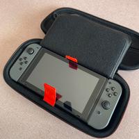 Nintendo Switch con custodia e accessori originali