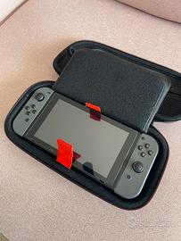 Nintendo Switch con custodia e accessori originali
