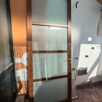 Porta interna ad arco in legno con vetro