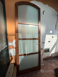 Porta interna ad arco in legno con vetro