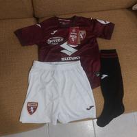 completo di calcio del Toro 3 e 6 anni
