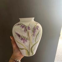 Vaso con fiori viola