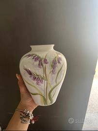 Vaso con fiori viola