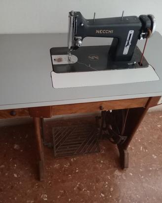 MACCHINA DA CUCIRE A PEDALE