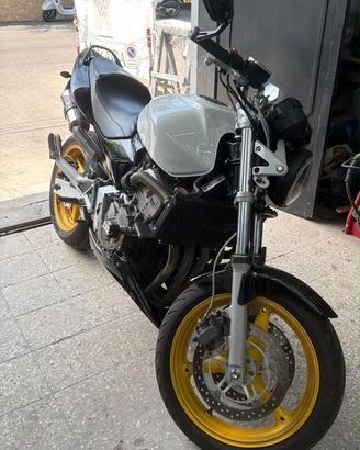 Honda Hornet 600cc 4 cilindri A CARBURATORI