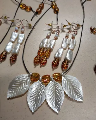 Collana e orecchini ''FOGLIA E TORSO''