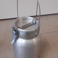 vecchio contenitore per il latte 