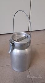 vecchio contenitore per il latte 