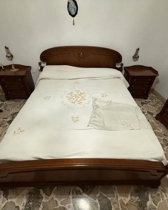 Camera da letto matrimoniale completa e lampadario